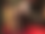 Medias brillantes con capa superior de encaje con costura y strap-on negro - dominación con strap-on en sujetador y bragas con capas de nailon brillante y gran polla negra.