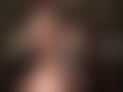 Huele mis pies descalzos. Ama te frota su delicioso pie sudoroso por toda la cara y te lo mete en la boca.