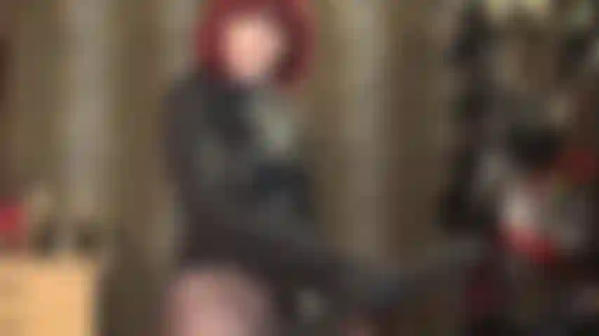 Una diosa del cuero que se divierte metiendo su enorme consolador negro en tu estrecho agujero del culo hambriento.