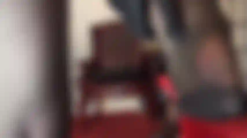 Deliciosos pies en pantimedias, adoración de tacones altos y juego de saliva.