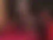 Señora vivian, la reina colgante, realizando un juego de zapatos sexy con una plataforma roja brillante y medias de nailon negras.