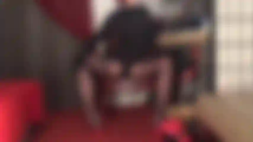 Medias negras con costura y ligueros. La señora vivian sabe que tu mayor debilidad son las medias. Las medias de seda en las largas piernas de la señora, las costuras que conducen al liguero enmarcan perfectamente su trasero redondo, los tirantes del liguero juegan con... Qué provocación.