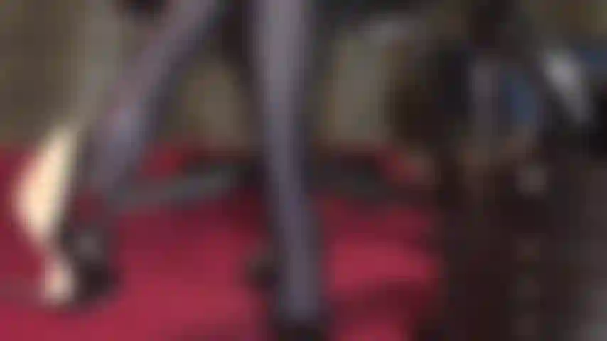 Juego de zapatos, fetiche de tacones colgando y cayendo: la amante vivian deja caer un par de tacones de cuero una y otra vez, recogiéndolos con los dedos de los pies.