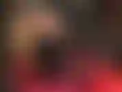 Una ardiente amante del látex! Una amante con una falda de látex muy ajustada y unas botas altas y sexys de plataforma, que te provoca con su increíble trasero revestido de goma... ¿Cuántas ganas tienes de deslizarte debajo...?