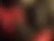 Cuero completo, enorme strap-on negro y mucha saliva en guantes de cuero rojo.