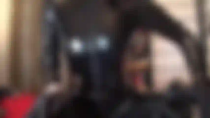 Un mono fetichista ajustado de vinilo negro, con botas altas por encima de la rodilla y un traje de pvc brillante, te pone de maravilla. Te gustaría frotarte por todas partes.