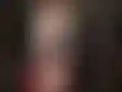 Ama con abrigo de cuero blanco, vestido de vinilo rojo y medias, usando uno de sus grandes strap-ons blancos para hacerte babear.