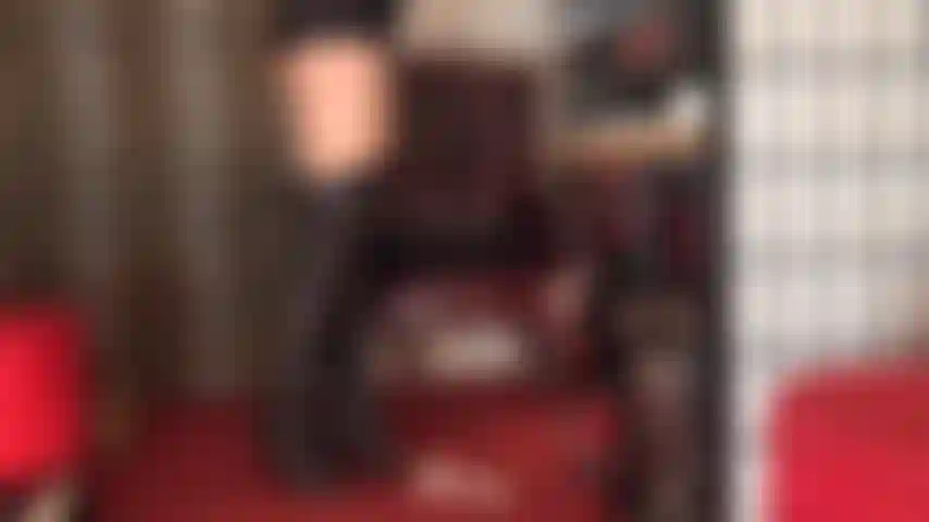 Tu polla de esclava debe ser castigada con las botas de cuero de la amante, pateándola y pisoteándola.