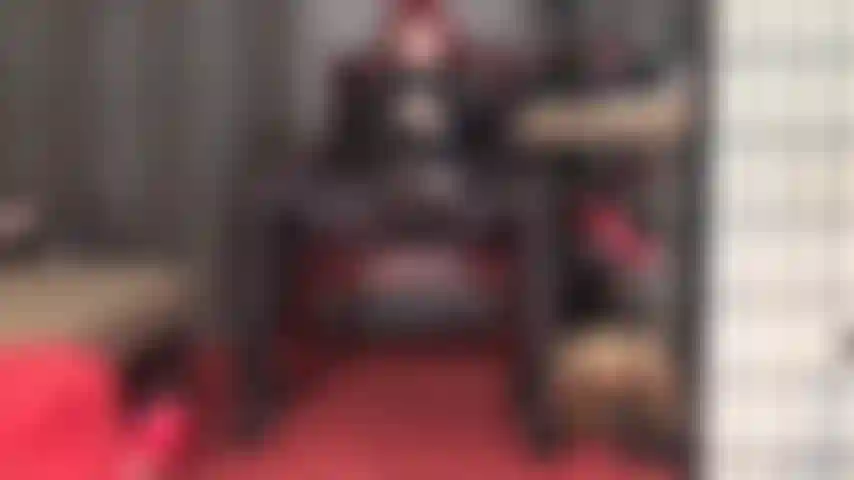 Tu amor por las pollas de mi ama es innegable. Con un traje de licra y guantes, te hace babear al ver este delicioso trío de pollas frente a ti.