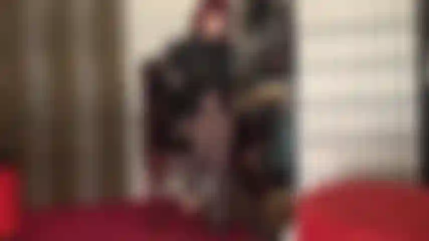 Ama drena el semen de tus bolas, ordeñando tu polla con guantes de cuero.