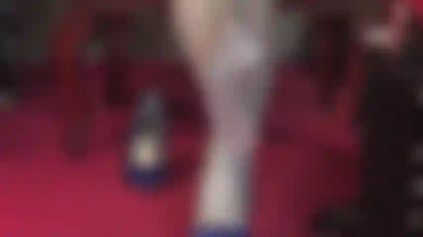 Medias grises brillantes - adoración de pies y tacones altos en nailon gris y bonitos zapatos de tacón azules.