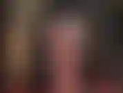 Culo perfecto en pantimedias marrón oscuro muy brillantes y body tipo tanga.