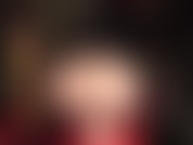 Te encantan los pies y el culo. Mi ama muestra su hermoso culo curvilíneo y sus bonitos pies descalzos.