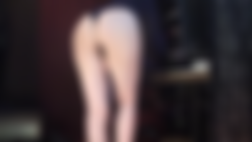 El trasero y los pies desnudos de tu diosa te vuelven loca de lujuria y te dan ganas de besarlos y lamerlos durante horas. Mi ama los excita y los menea en tu cara.