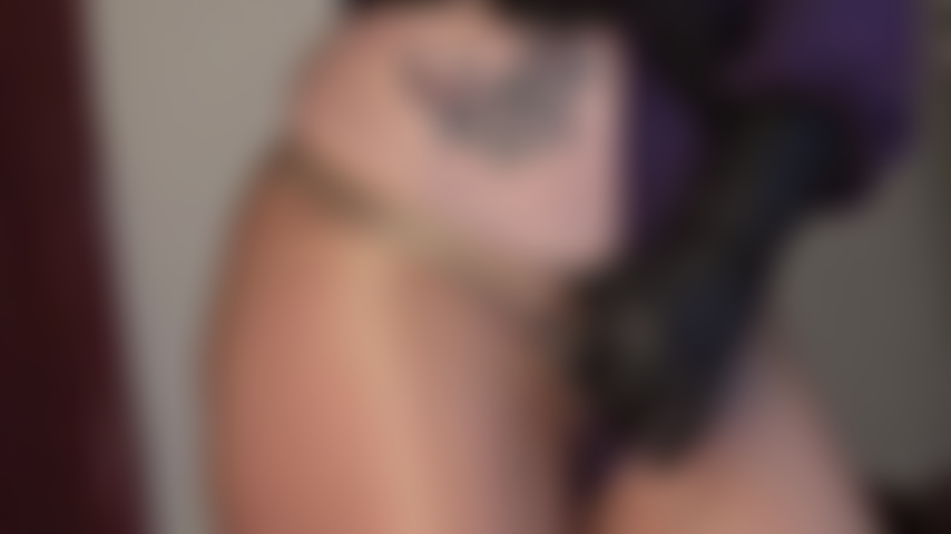 Adoro los tatuajes y me insinúo con mis bragas bajo las medias: tan sexy, tan íntimo, tan íntimo. Disfrútalo!