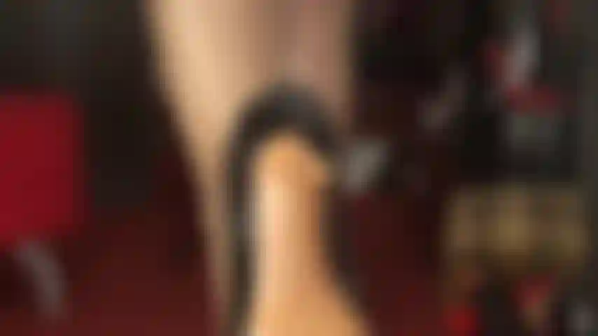 Esclava de tacones altos. La ama vivian te tiene bajo sus tacones. Te asegurarás de mantenerlos impecables, usando solo tu lengua para limpiarlos a fondo. Y para demostrar su gratitud, la ama usa estos tacones para patearte la cara.