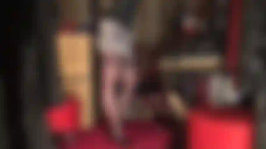 Maravillosa provocación en pantimedias estampadas, con un corte en forma de corazón en el trasero y piernas de medias con costura, estas medias se combinan perfectamente con un corsé de cuero, tacones de aguja y minifalda de satén plateado.