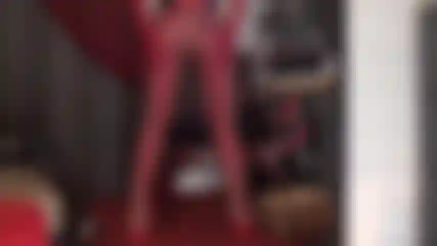 ¿Puedes soportar tanto brillo? La señora vivian se burla con capas de nailon extremadamente brillantes.