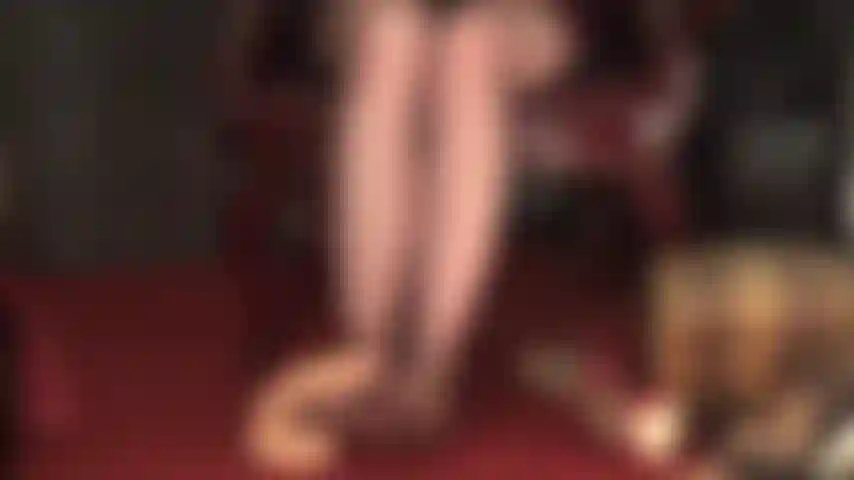 Los pies, piernas y muslos de la ama vivian son deseados por tantas pollas... La ama las ordeña todas!