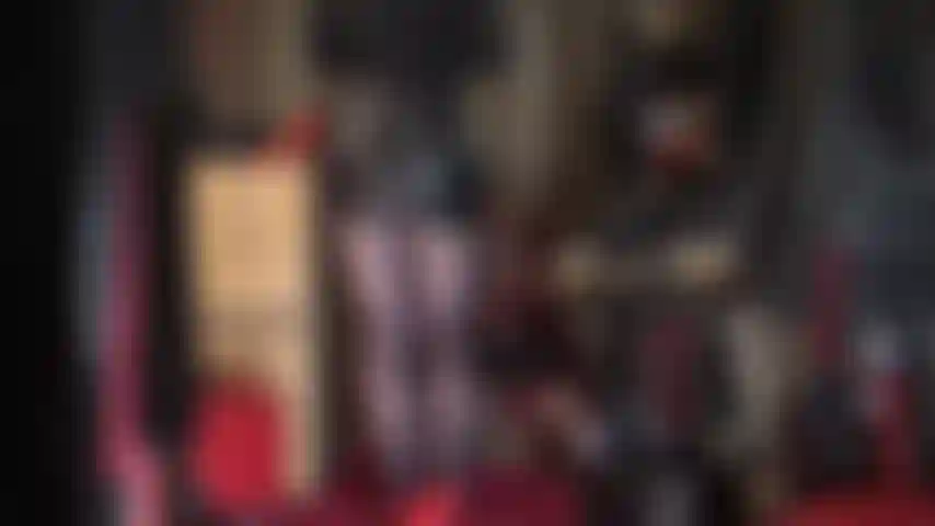 Falda de cuero sexy y medias brillantes azul marino oscuro.