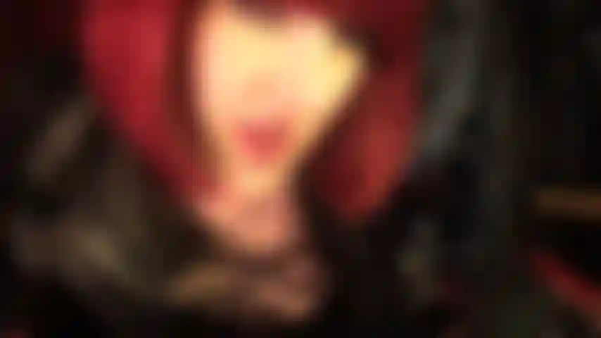 La saliva gotea de los labios rojos y calientes de la amante y de su lengua húmeda.