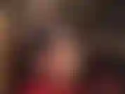 Provocativa con mis pies descalzos: la amante sabe que quieres probar mis suaves y perfectas plantas y chupar mis dedos sudorosos, mojándolos aún más para que puedas deslizar tu polla entre mis arcos altos.