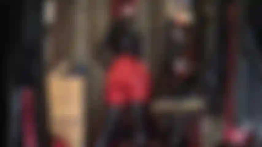 Inclínate ante mi increíble trasero redondo con leggings rojos ajustados, botas altas de charol y chaqueta de vinilo brillante con guantes de cuero. Exijo que me masturbes mientras trabajo esos glúteos.