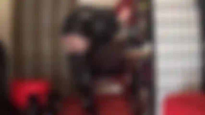 La señora vivian sabe que flexionar sus hermosos glúteos te vuelve loco. Adora su trasero perfecto con falda de cuero, bragas de satén y medias.