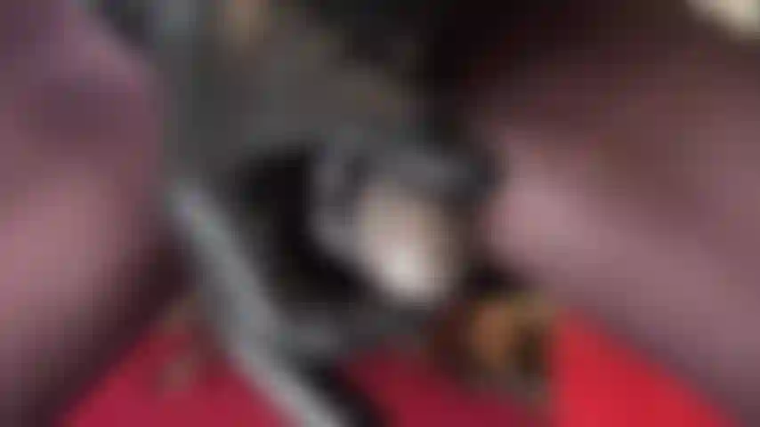 Una puta amante de las pollas! ¡Oh, sí! Se te hace agua la boca al ver mis 20 centímetros de hermosa polla negra. Tu coño se estremece, lo deseas...