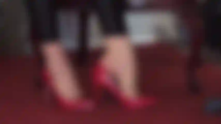 Con debilidad por los tacones rojos. Nada te hace sentir débil de rodillas, excitando tu mente y cuerpo sumisos como los increíbles pies de mi ama, con medias arqueadas y tacones rojos. La ama vivian presenta algunos de sus sexys tacones rojos.