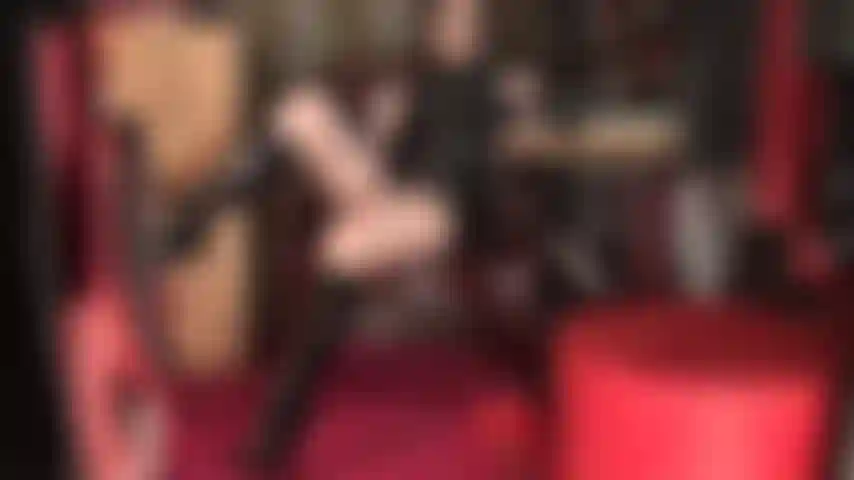 La señora vivian te posee con sus ojos seductores, sus labios, sus muslos cubiertos por medias y sus brillantes botas de charol.