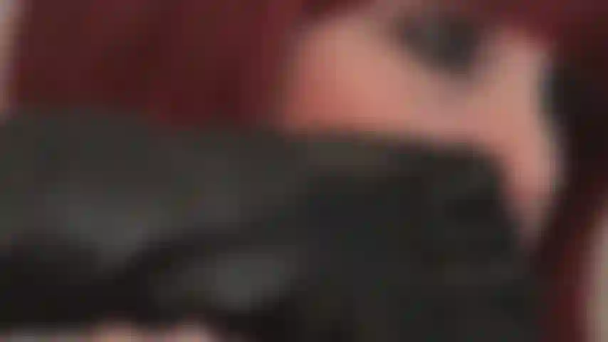 Deseas el toque de los ajustados guantes de cuero negro de mi amante.