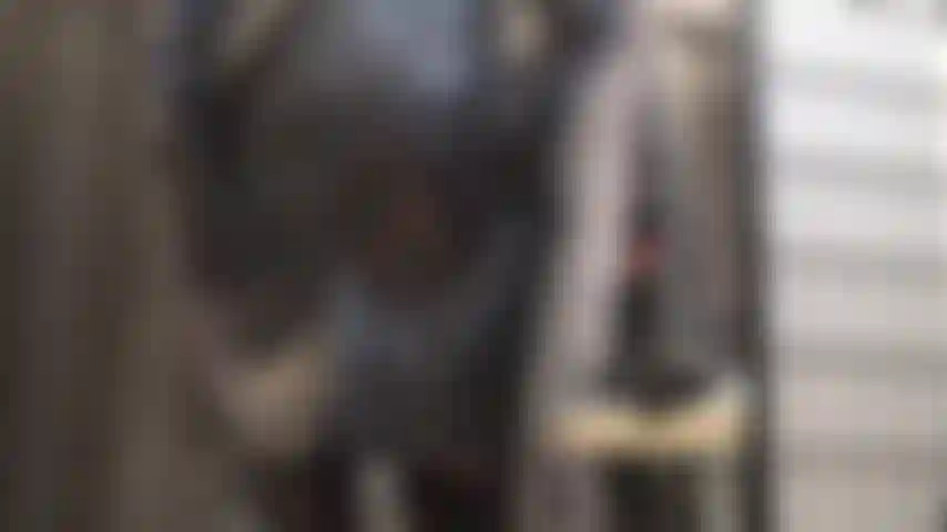 Un arnés rojo y grueso para tu boca de puta; saber lo que se esconde debajo de su falda de cuero, la anticipación de poder finalmente adorar su gran polla roja te vuelve loca.