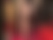 Observa como la amante se quita varios pares de pantimedias y medias para provocarte con sus sexys pies descalzos.