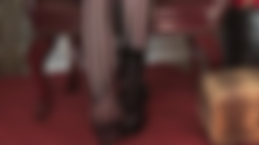 Acércate a los pies de mi amante con unas pantimedias a rayas muy especiales. Los dedos son transparentes para que puedas admirarlos mejor mientras se mueven en tu cara.