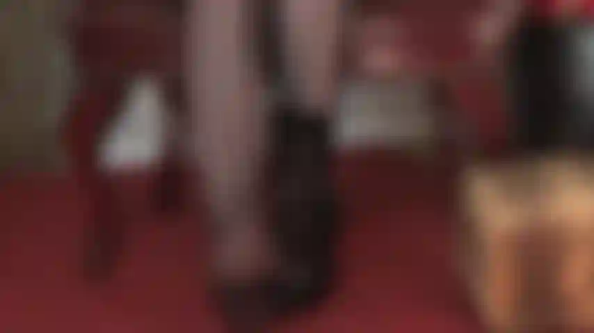 Acércate a los pies de mi amante con unas pantimedias a rayas muy especiales. Los dedos son transparentes para que puedas admirarlos mejor mientras se mueven en tu cara.