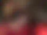 La señora vivian usa un atuendo sexy y diminuto con tanga sobre pantimedias negras que realmente muestran esas maravillosas nalgas redondas mientras acaricia su gran polla.