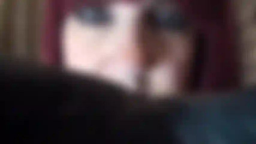 A merced de las manos enguantadas de cuero de mi amante: ¿se te permitirá respirar o se te dejará asfixiar con la última visión de mi sonrisa y mis ojos intensos mirándote?