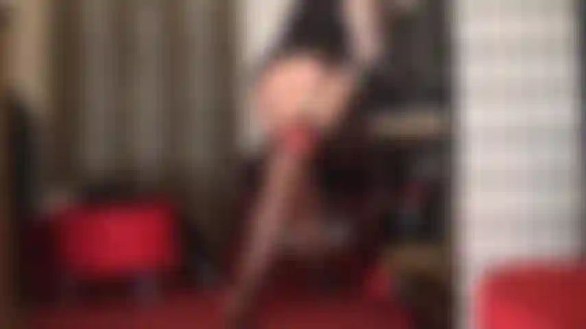 La increíble provocación de la ama con medias rojas, ligas, botas altas y brillantes y un vestido semitransparente hará que tu polla de esclavo gotee y ruegue por liberación.