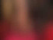 Pies y polla: te encantan los pies de mi ama y un enorme strap-on negro por igual. Me deja follar por mi ama de puntillas, mostrando sus increíbles arcos en medias brillantes.