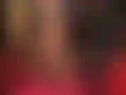 Pies y polla: te encantan los pies de mi ama y un enorme strap-on negro por igual. Me deja follar por mi ama de puntillas, mostrando sus increíbles arcos en medias brillantes.