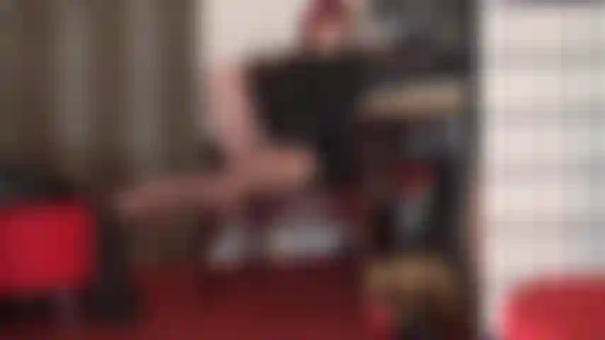 Un toque lento y sensual de piernas y pies en medias café brillantes. Las piernas cruzadas de mi ama en pantimedias te harán palpitar la polla. Aún más cuando sus piernas se abren para un toque de entrepierna.