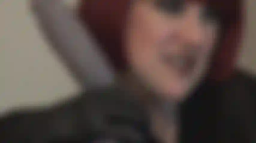 Mi ama te convierte en su chupapollas. ¿Acaso no se ve deliciosa esta polla en las manos enguantadas de mi ama? No hay nada de malo en querer lamerla, no hay nada de malo en llevártela a la boca y chuparla hasta que se corra.