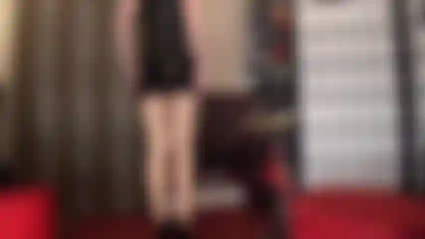 Una minifalda de látex negra súper brillante y resbaladiza y capas de pantimedias color piel brillante excitan tu polla mientras la amante vivian se inclina y te provoca con vistas calientes de la falda mientras masajea cada gota de semen de tu polla.