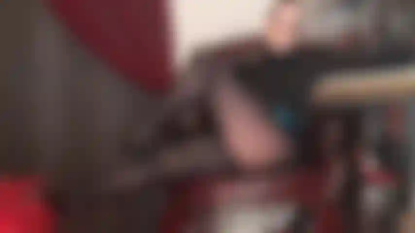 Ama seduce con sus piernas en medias negras de alto brillo y un escote sexy en sujetador de encaje.