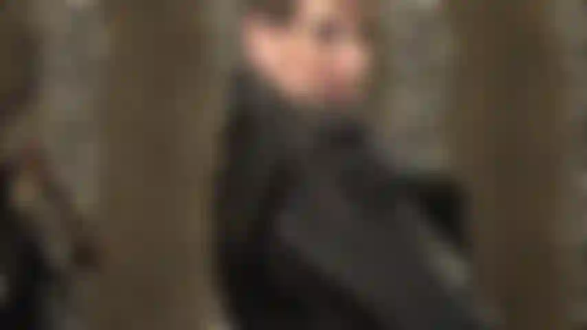 Para mis submarinos de cuero: adoro uno de los abrigos de cuero negro bellamente diseñados de mi amante de cerca.