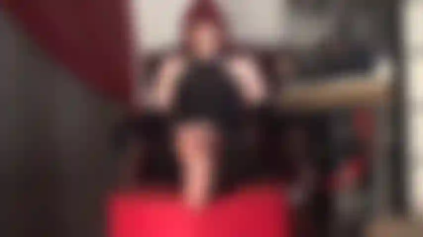 Débil por los pies; mi ama tiene sus pies en medias. Pon tu nariz sobre ellos e inhala. Masajéalos solo con la lengua y saboréalos. Después tu polla de esclava estará lista para una buena mamada a sus pies.