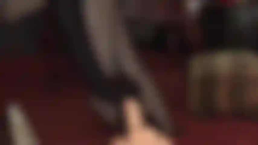 Footjob inverso en medias de liga, fetiche de pies, provocación con nailon.