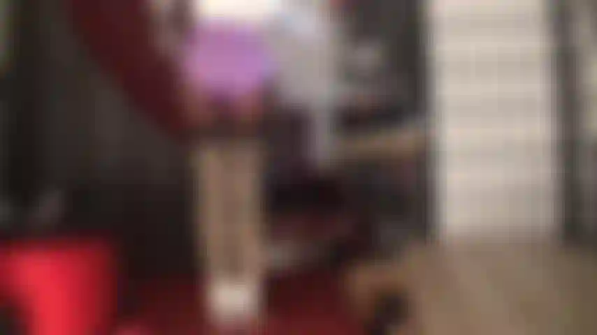 Braguitas con faja y medias brillantes provocan. Tacones blancos de tiras y body de satén blanco con guantes completan el look sensual. Quizás te gustaría meter la polla entre las medias... ¿O preferirías besarme el trasero?