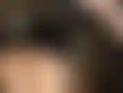 Fetichista del látex, upskirts, medias de nailon, minifalda de látex negra corta y caliente, guantes de goma transparentes, adoración del culo y medias color piel brillante.